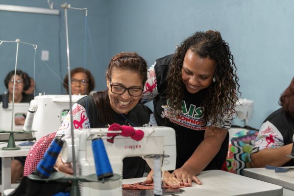 Projeto Costurando Sonhos oferece aulas gratuitas de corte e costura para pessoas idosas.